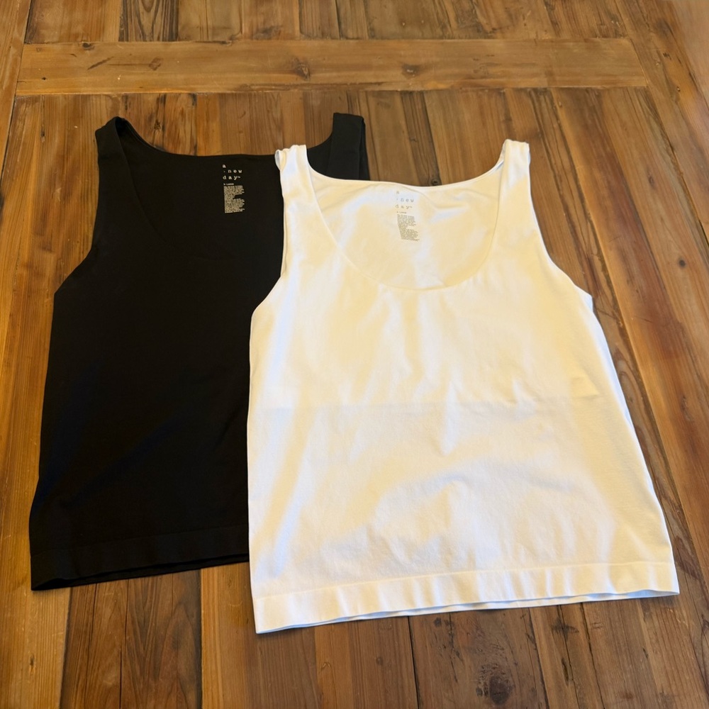 Women’s Seamless fitted Black and White Tank Top Set (2) Size XL